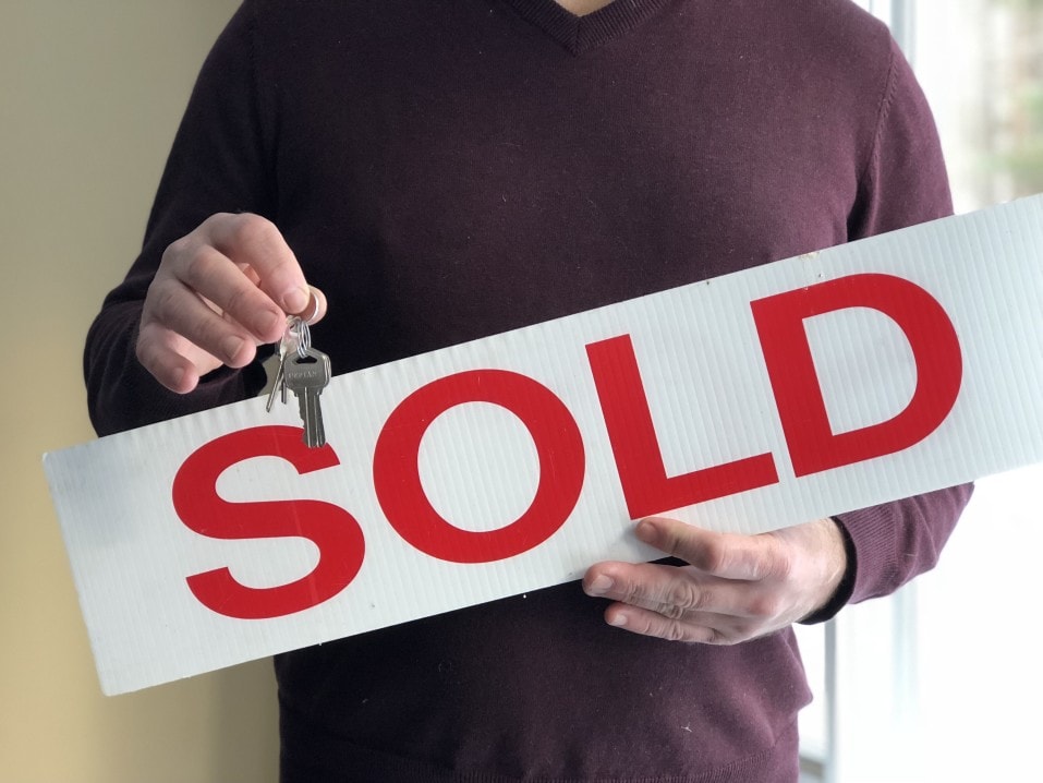 House sold sign and keys