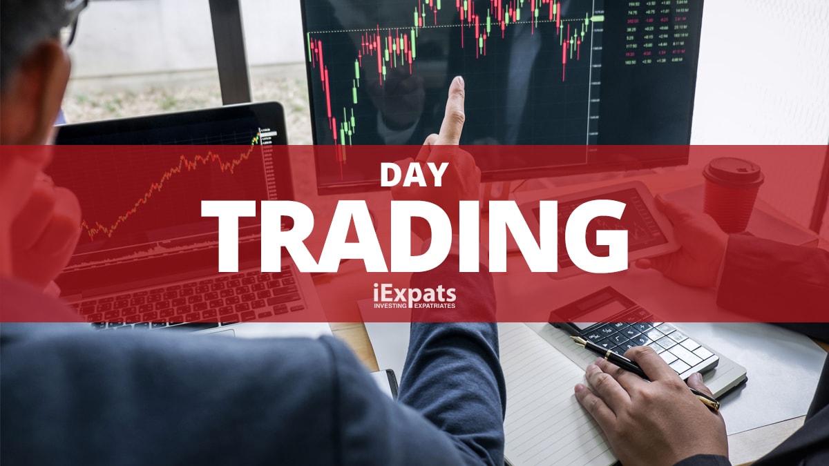 Expat day trading in front of a computer